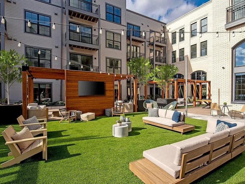Premium amenity courtyard